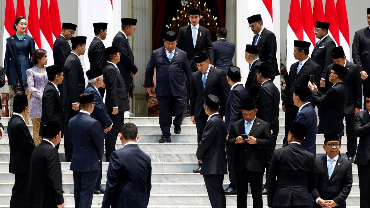 Presiden Prabowo Subianto melantik menteri dan pejabat setingkat menteri pada Kabinet Merah Putih di Istana Kepresidenan, Jakarta, pada Senin (21/10/2024).