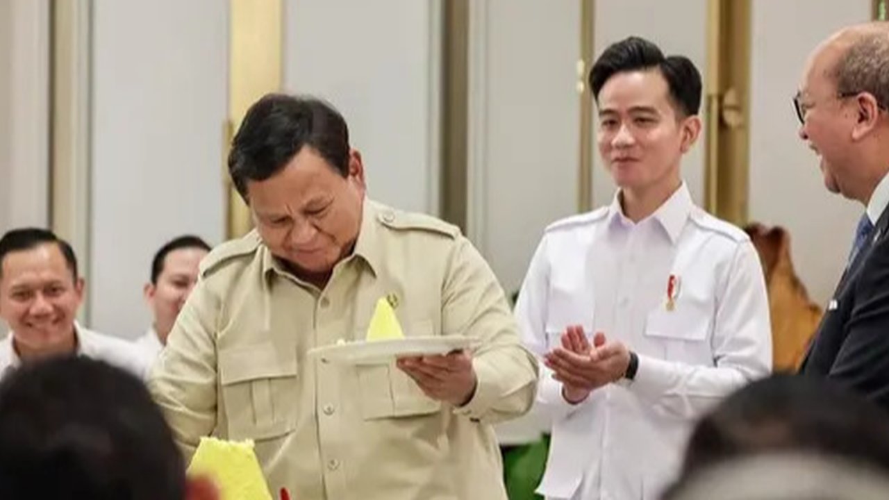 Presiden Indonesia Prabowo Subianto (tengah) disambut saat tiba dari Mesir setelah menghadiri KTT Perdamaian Gaza di Pangkalan Udara Halim Perdanakusuma, Jakarta, pada Selasa 14 Oktober 2025.