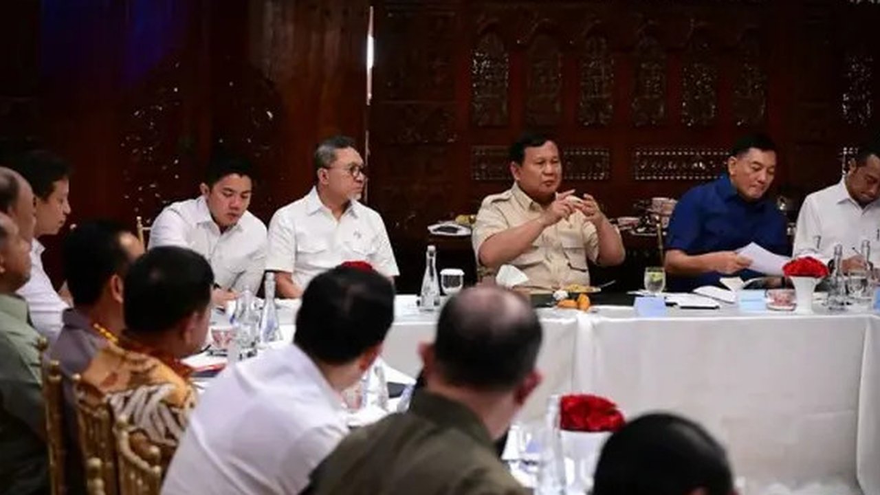 Presiden RI Prabowo Subianto (tiga kanan) memimpin rapat bersama sejumlah menteri Kabinet Merah Putih di kediaman pribadinya, Jalan Kertanegara, Jakarta, Minggu (28/9/2025) (Biro Pers Sekr
