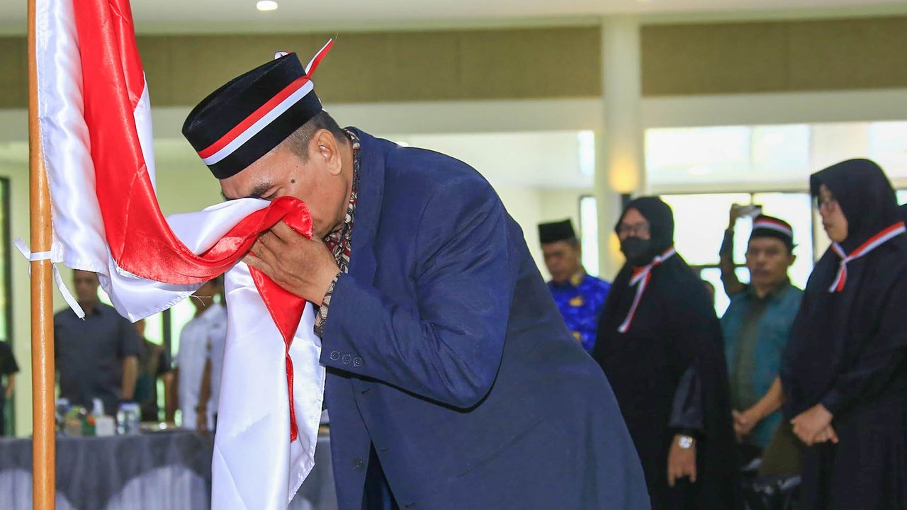 Eks anggota Negara Islam Indonesia (NII) menyatakan ikrar setia kepada NKRI  di Kantor MUI Kota Tangerang. Rabu (1/10/2025).