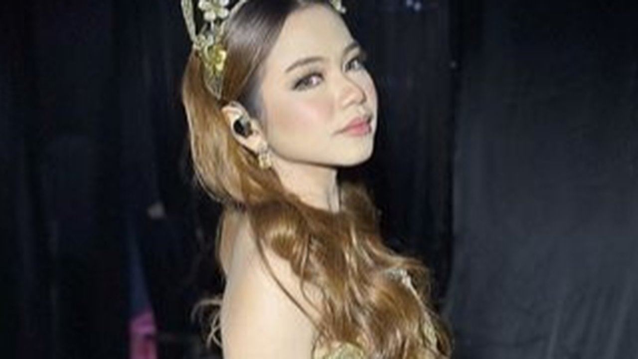 Intip potret cantik Rara dalam balutan dress emas yang memamerkan aura mahalnya!