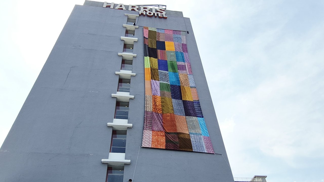 Peringati Hari Batik, Hotel di Solo Bentangkan Kain Batik Terbesar di Fasad