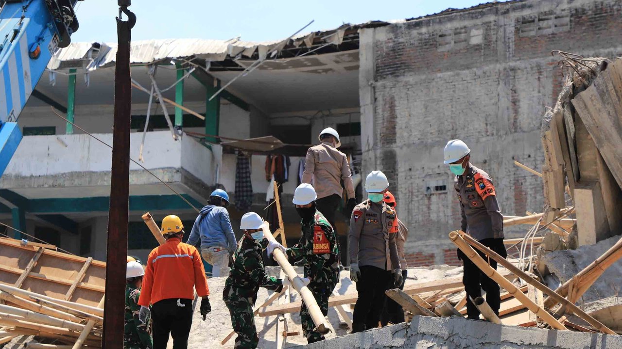 Alat Pendeteksi Suara Tak Lagi Temukan Tanda Kehidupan Korban Ponpes Al Khoziny Sidoarjo Ambruk