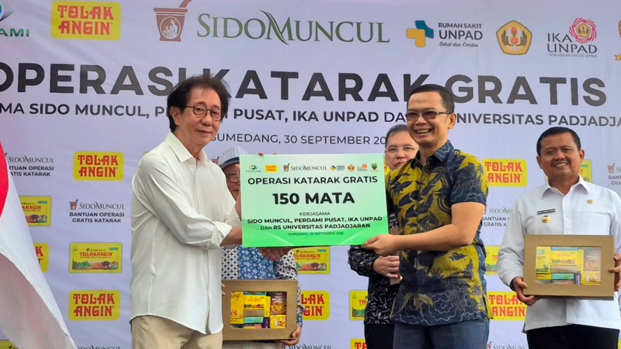 Direktur Sido Muncul Dr. (H.C.) Irwan Hidayat secara simbolis menyerahkan bantuan Operasi Katarak Gratis bagi 150 mata di RS Unpad.