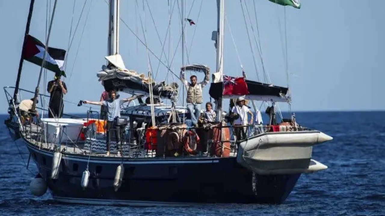 Para aktivis Freedom Flotilla Coalition (FFC) berlayar dengan kapal Madleen menuju Gaza dari pelabuhan Catania, Italia, di Sisilia, Minggu (1/6/2025). (Dok. AP/Salvatore Cavalli)