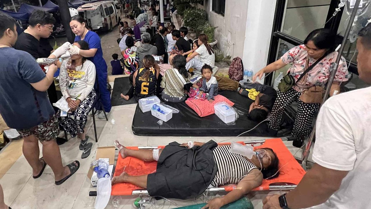 Jenazah korban terbaring di luar Rumah Sakit Provinsi Cebu, setelah gempa bumi dahsyat melanda Kota Bogo, Provinsi Cebu, Filipina tengah, Rabu (01/10/2025).