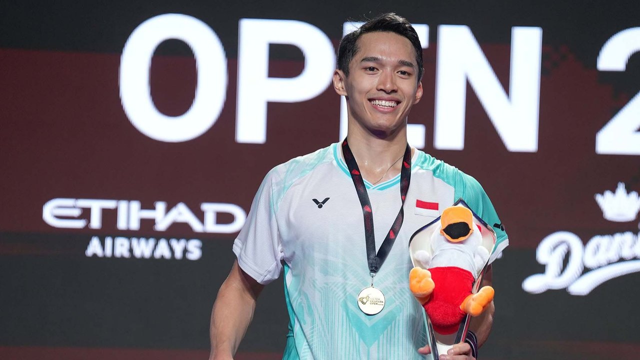 Jonatan Christie dari Indonesia  merayakan kemenangan atas Shi Yu Qi dari China di final tunggal putra Denmark Open bulu tangkis di Jyske Bank Arena, Odense, Denmark, Minggu, (19/10/2025) malam.