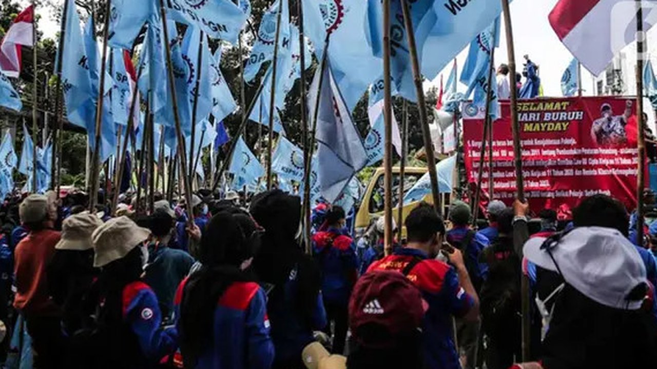 Massa buruh yang tergabung dalam Konfederasi Serikat Pekerja Seluruh Indonesia (KSPSI) dan Serikat Pekerja Nasional (SPN) demo di kawasan Patung Kuda, Jakarta, Kamis (12/5/2022). Aksi tersebu