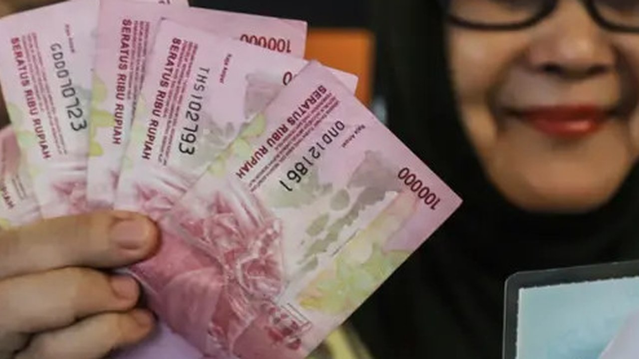 Seorang warga penerima bantuan langsung tunai (BLT) memperlihatkan uang sebesar Rp600 ribu yang baru diterimanya, terkait kenaikan harga BBM di Kantor Pos Pasar Baru, Jakarta, Rabu (7/9/2022)