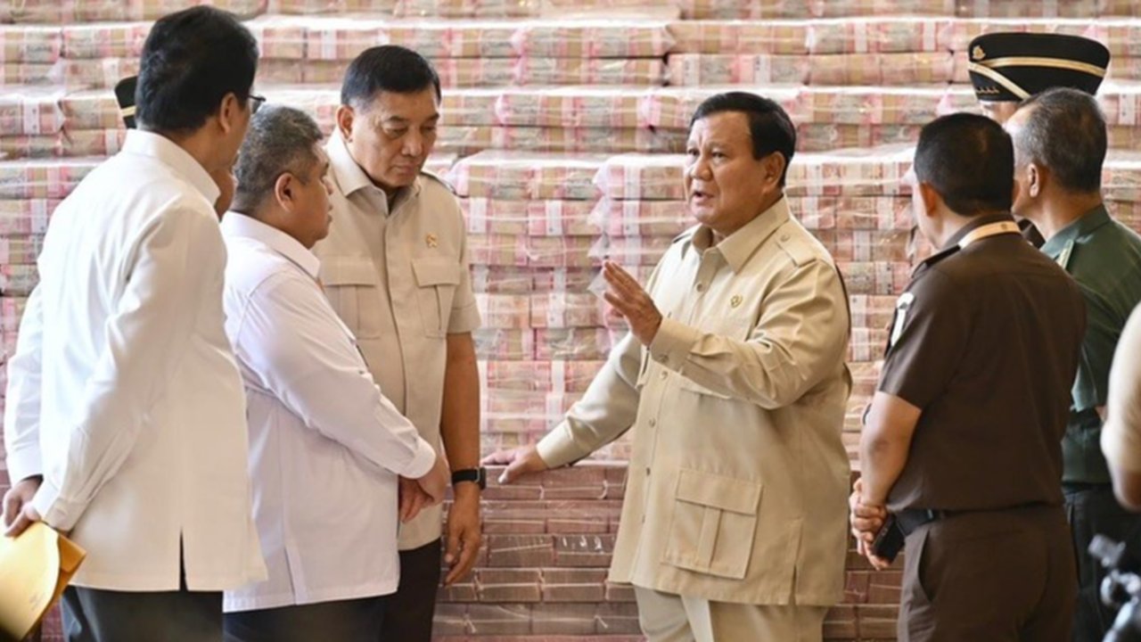 VIDEO: Panglima TNI Buru-Buru Mendekat Dipanggil Prabowo-Sjafrie, Ngobrol Serius Depan Tumpukan Uang