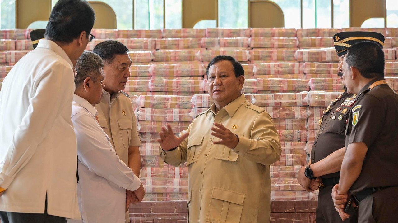 Presiden Indonesia Prabowo Subianto didampingi Jaksa Agung Sanitiar Burhanuddin dan Menteri Pertahanan Indonesia Sjafrie Sjamsoeddin  saat penyerahan uang pengganti kerugian negara hasil korupsi minyak kelapa sawit (CPO) di Kejaksaan Agung, Jakarta, Senin (20/10/2025).