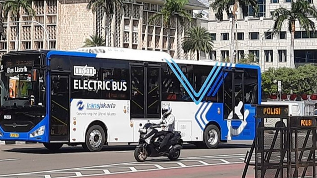 PT Transjakarta menambah 151 bus dan ribuan petugas untuk memastikan kelancaran perayaan HUT ke-80 TNI di Monas. Apa saja penyesuaian layanan lainnya?