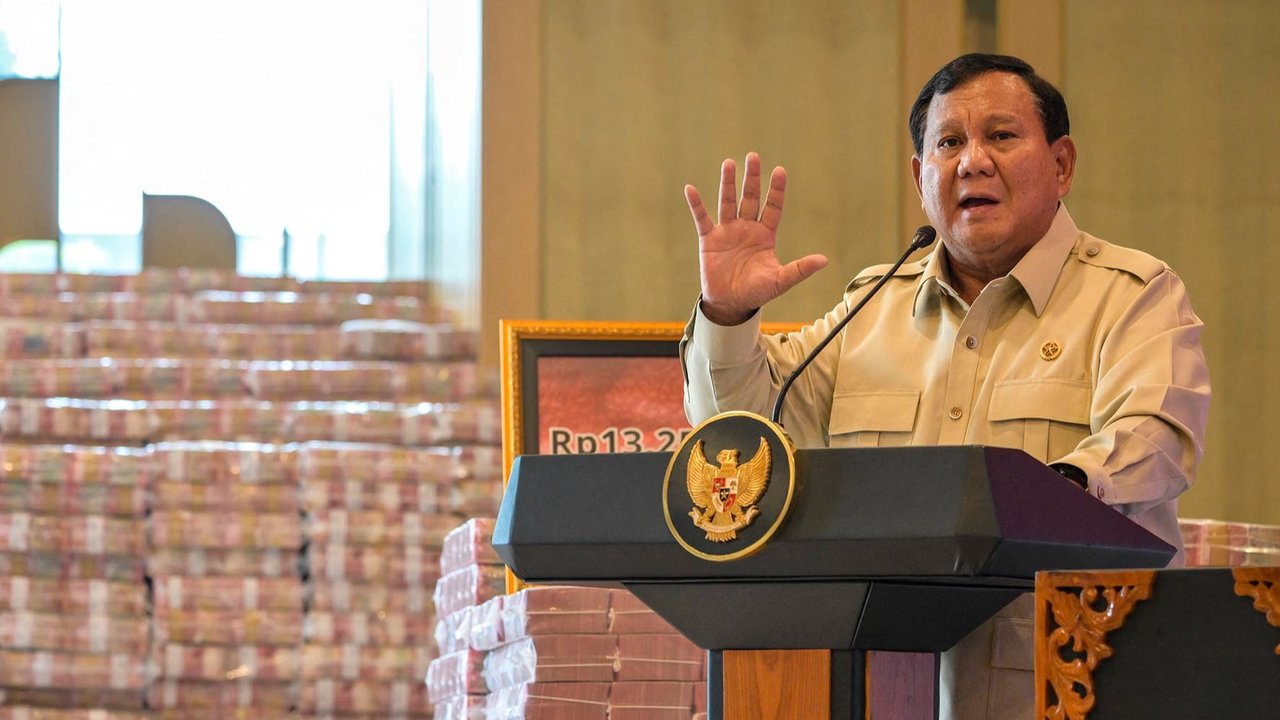 Presiden Indonesia Prabowo Subianto didampingi Jaksa Agung Sanitiar Burhanuddin dan Menteri Pertahanan Indonesia Sjafrie Sjamsoeddin saat penyerahan uang pengganti kerugian negara hasil korupsi minyak kelapa sawit (CPO) di Kejaksaan Agung, Jakarta, Senin (20/10/2025).