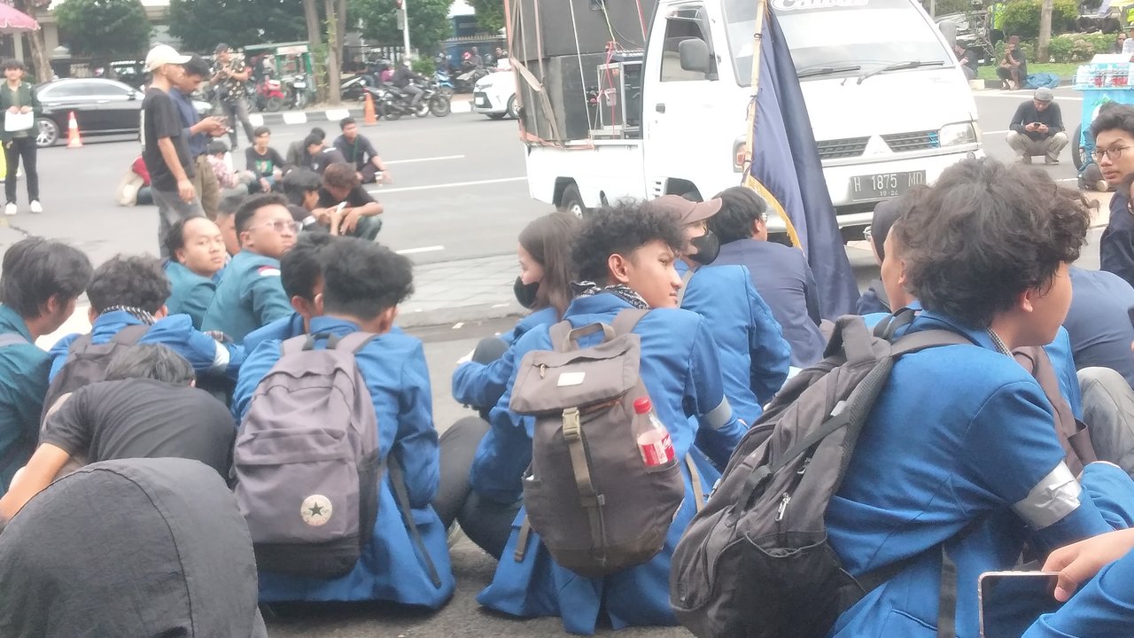 Ratusan mahasiswa yang tergabung dalam Badan Eksekutif Mahasiswa (BEM) Semarang melakukan demonstrasi di depan Pemprov Jateng, Senin (20/10).