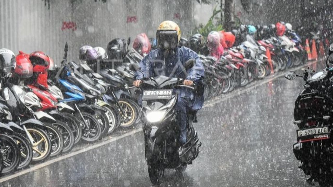 Begini Proses Air Hujan Jakarta Bisa Mengandung Mikroplastik