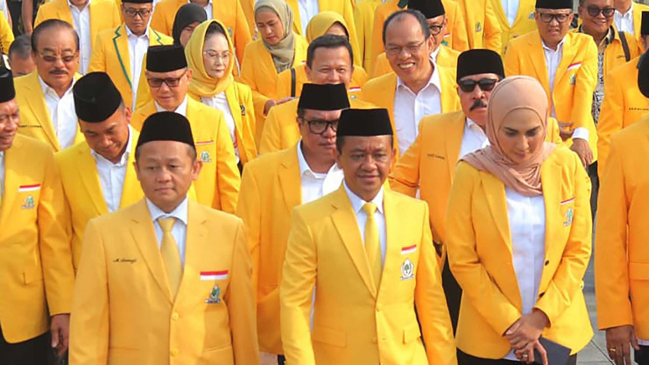 Ketua Umum Partai Golkar Bahlil Lahadalia bersama jajaran petinggi Partai Golkar berziarah di Taman Makam Pahlawan (TMP) Kalibata, Jakarta, Senin (20/ 10 2025).
