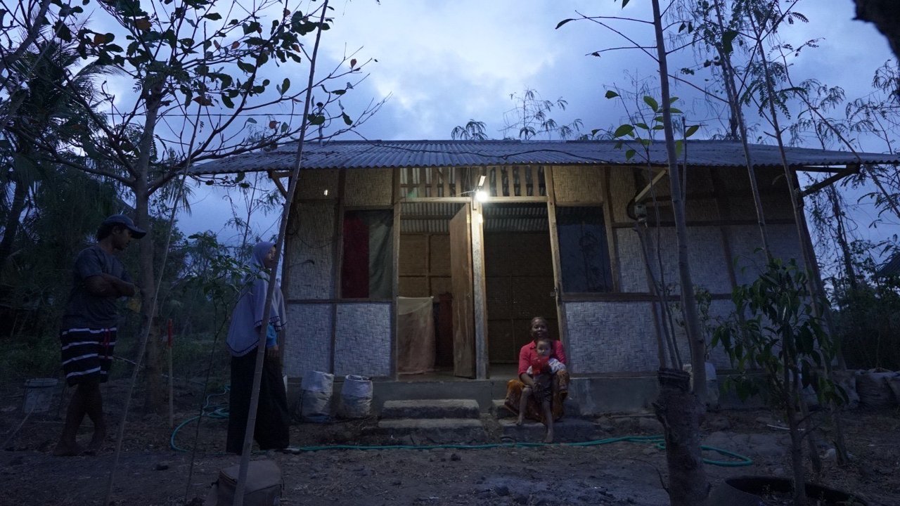 Pelita di Ujung Negeri: Kisah Warga Anggi dan Musi Banyuasin Menjemput Terang