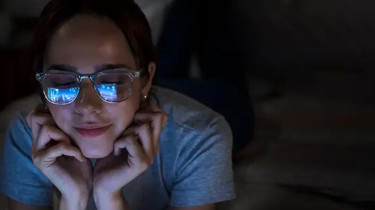 Saat bermain gadget, Sahabat Fimela harus meletakkannya agar tidak terlalu dekat dengan mata. (Foto: Freepik/tirachardz)