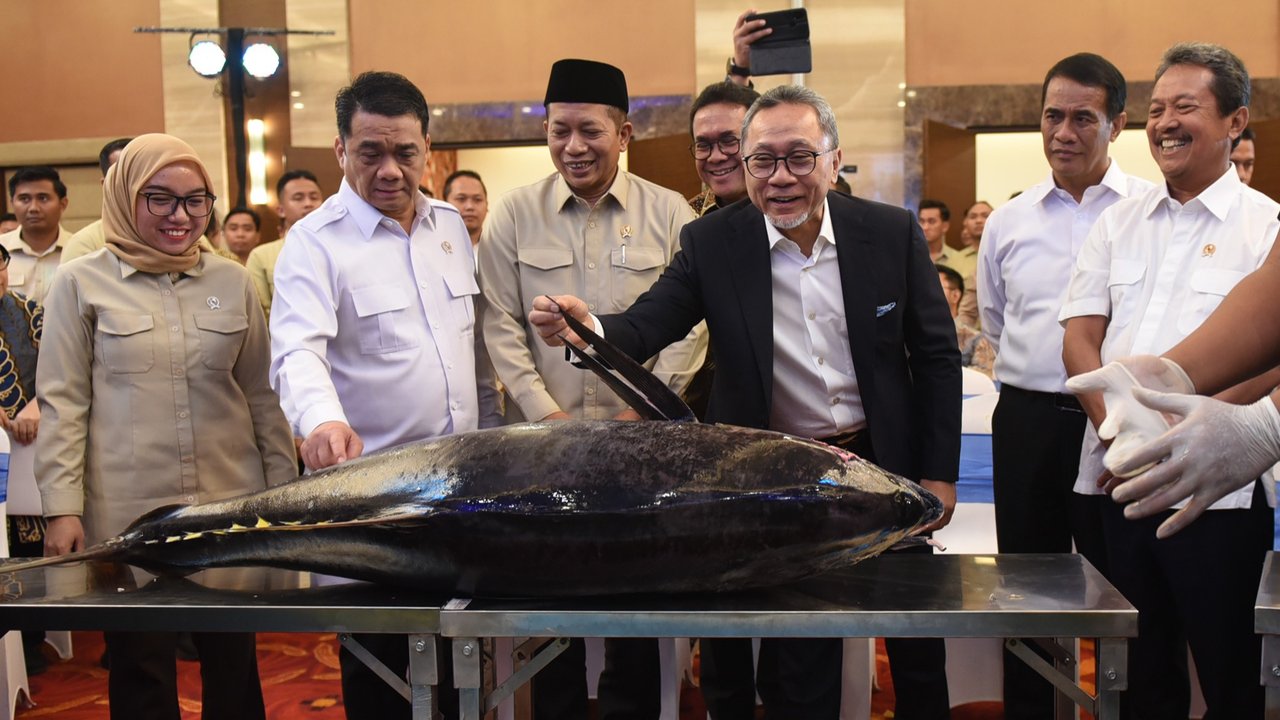 Menteri Koordinator Bidang Pangan Zulkifli Hasan (Zulhas) bersama Menteri Koperasi Ferry Juliantono (ketiga kiri), Menteri Perdagangan Budi Santoso (keempat kiri), Menteri Pertanian Andi Amran Sulaiman (kedua kanan) dan Menteri Kelautan Perikanan Sakti Wahyu Trenggono menyaksikan hasil ikan tuna saat kegiatan Town Hall Meeting Satu Tahun Kemenko Pangan di Gedung Graha Mandiri, Jakarta, Selasa (21/10/2025).