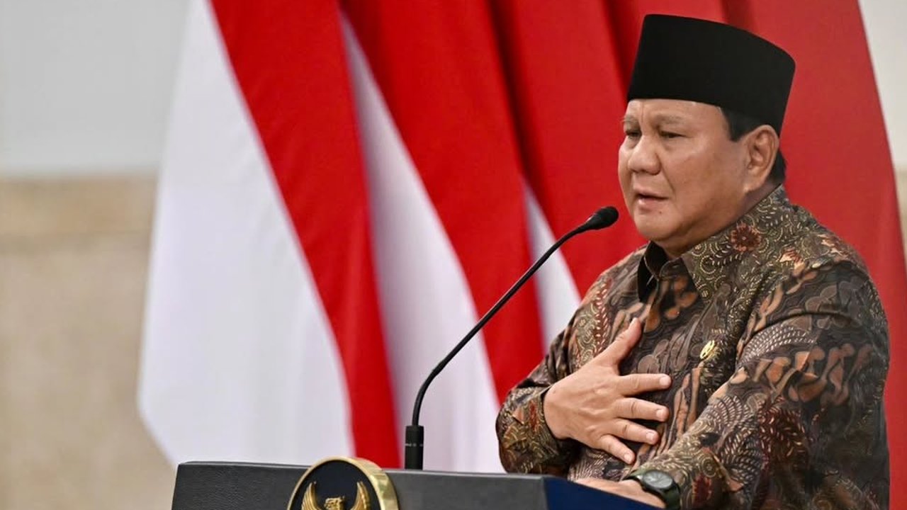 VIDEO: Langkah Prabowo Terhenti Depan Wamen Giring, Spesial Dikasih Kado Ultah ke-74
