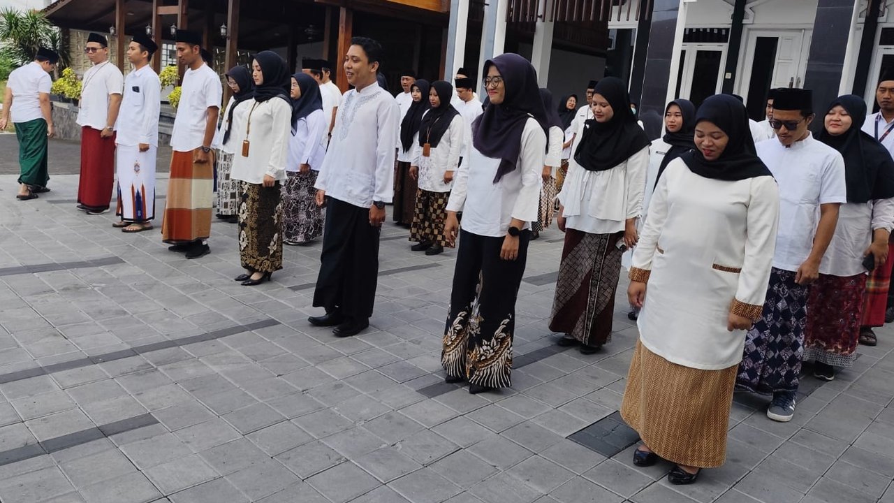 Peringati Hari Santri, ASN Banyuwangi Wajib Pakai Sarung dan Peci Selama Tiga Hari