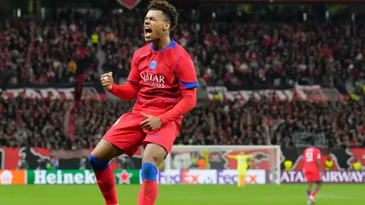 Selebrasi Desire Doue setelah mencetak gol kedua timnya dalam laga Liga Champions antara Bayer Leverkusen dan PSG di Leverkusen, Jerman, 21 Oktober 2025. (AP Photo/Martin Meissner)