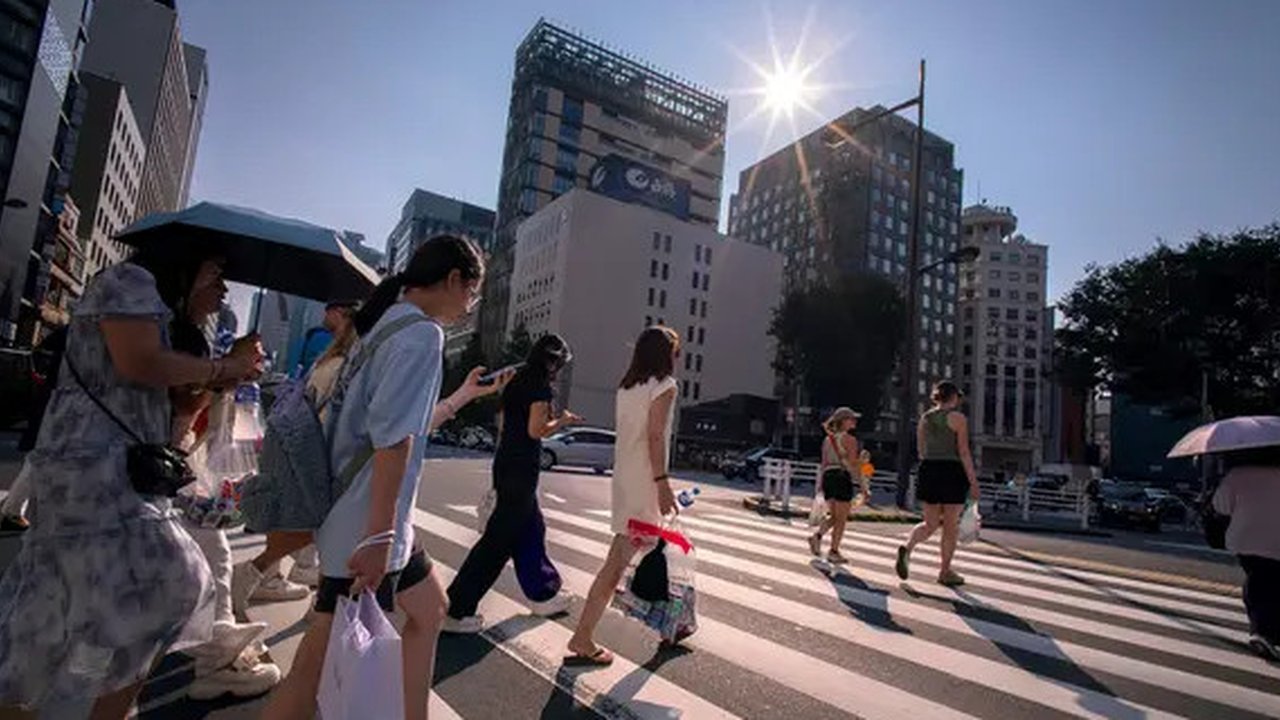 Jepang menjadi salah satu negara yang mengalami gelombang panas ekstrem, bahkan suhu mencapai 41,2 derajat celcius di Hyogo, 30 Juli 2025 lalu. Tampak dalam foto, orang-orang menyeberang jala