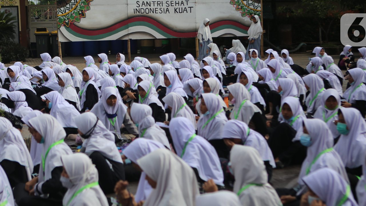 Sejumlah santri mengikuti kegiatan doa Istighosah di Pondok Pesantren An-Nuqthah, Kota Tangerang, Banten, Kamis (22/10/2020). Kegiatan tersebut digelar untuk memperingati Hari Santri Nasional dengan tema