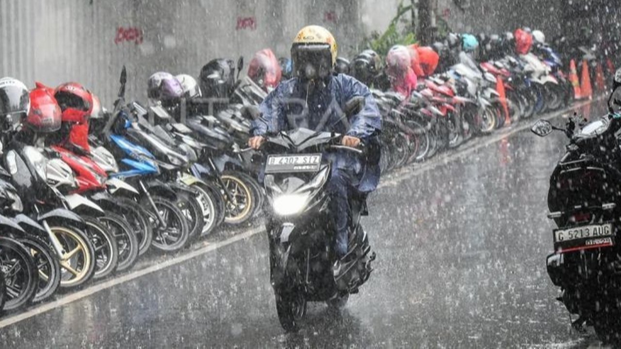 Penelitian BRIN mengungkap mikroplastik air hujan Jakarta. Pemprov DKI Jakarta tegaskan komitmen jaga kualitas lingkungan dan kendalikan plastik berkualitas rendah. Apa dampaknya?