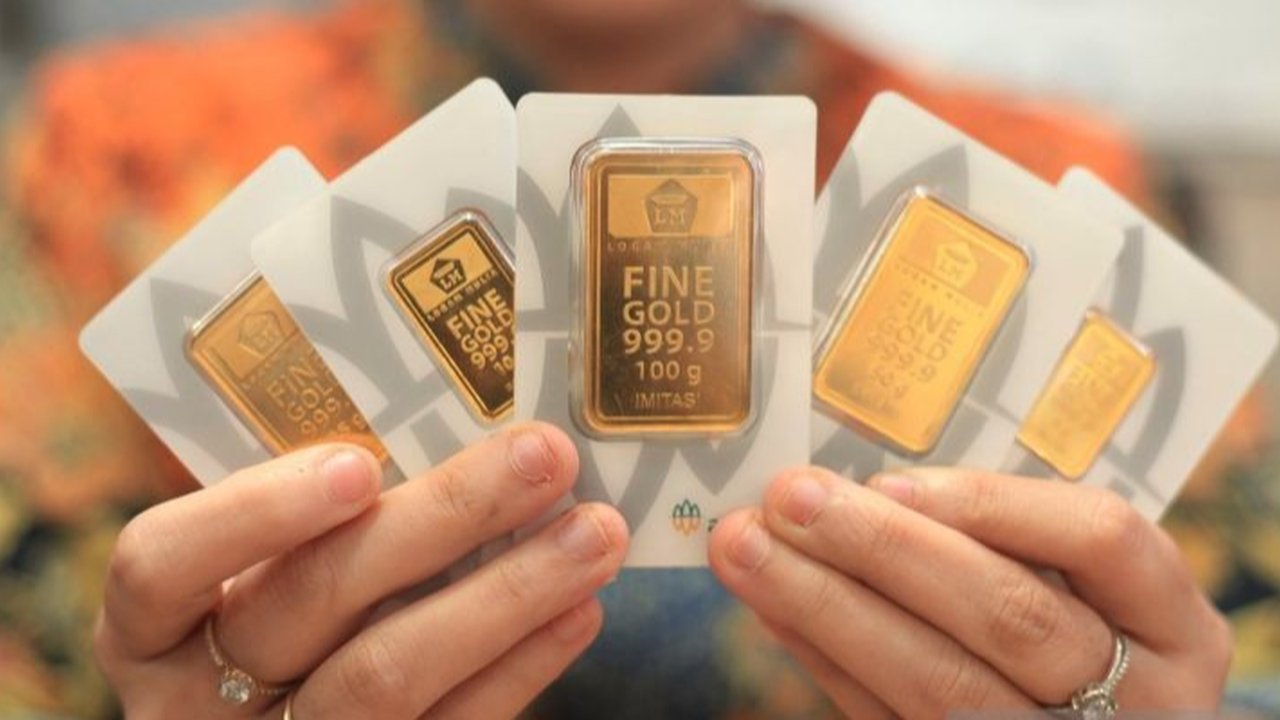 Harga Emas Antam terus melonjak, kini mencapai Rp2.407.000 per gram setelah kenaikan signifikan sejak 11 Oktober, memicu pertanyaan tentang tren investasi.