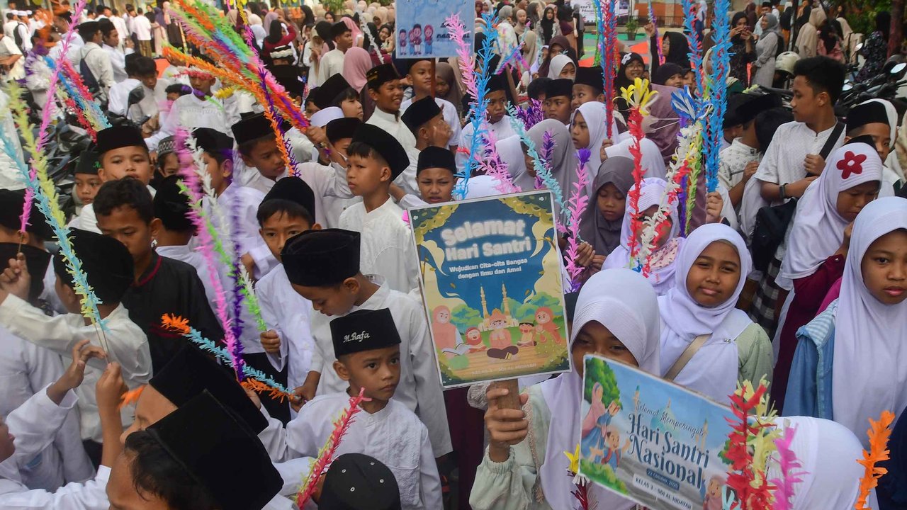Siswa melakukan melakukan pawai  saat peringatan Hari Santri Nasional 22 Oktober pada halaman sekolah di Yayasan Pendidikan Islam Al-Hidayah, Cinere, Depok, Jawa Barat, Rabu (22/10/2025).