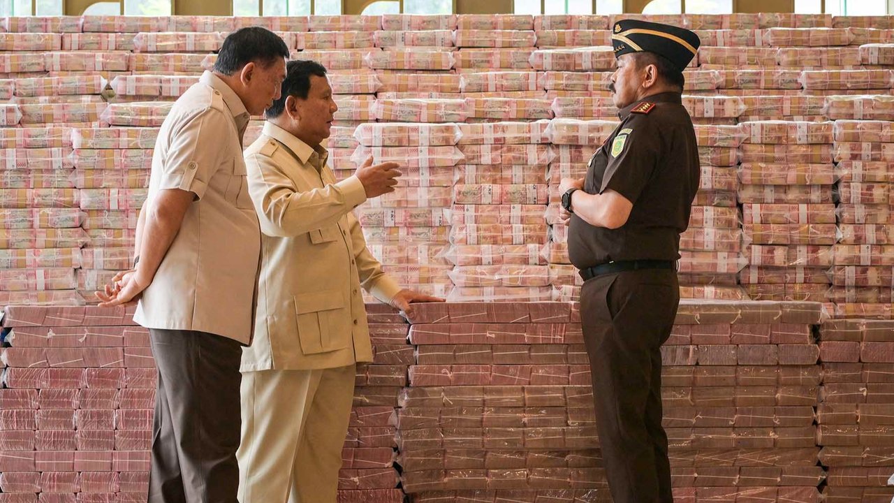 Presiden Indonesia Prabowo Subianto didampingi Jaksa Agung Sanitiar Burhanuddin dan Menteri Pertahanan Indonesia Sjafrie Sjamsoeddin  saat penyerahan uang pengganti kerugian negara hasil korupsi minyak kelapa sawit (CPO) di Kejaksaan Agung, Jakarta, Senin (20/10/2025).