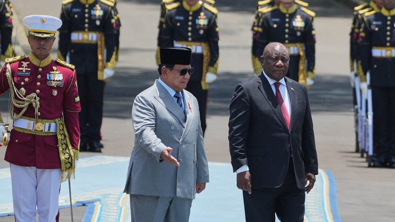 Presiden Indonesia Prabowo Subianto dan Presiden Afrika Selatan Cyril Ramaphosa memeriksa barisan kehormatan sebelum pertemuan bilateral mereka di Istana Kepresidenan Jakarta, Rabu (22/10/2025).