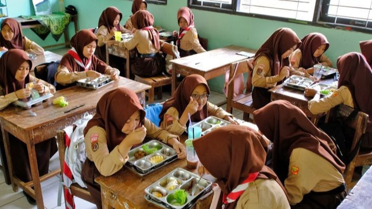 Presiden Prabowo Subianto mengungkapkan bahwa program Makan Bergizi Gratis (MBG) Indonesia telah menjadi inspirasi global, diadopsi oleh 112 negara. Bagaimana skema ini menarik perhatian dunia?