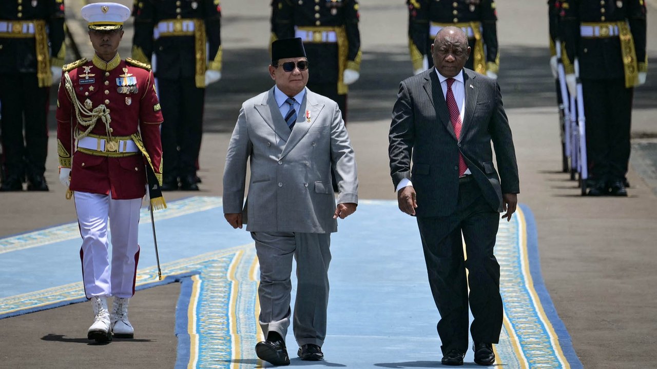 Presiden Indonesia Prabowo Subianto dan Presiden Afrika Selatan Cyril Ramaphosa memeriksa barisan kehormatan sebelum pertemuan bilateral mereka di Istana Kepresidenan Jakarta, Rabu (22/10/2025).