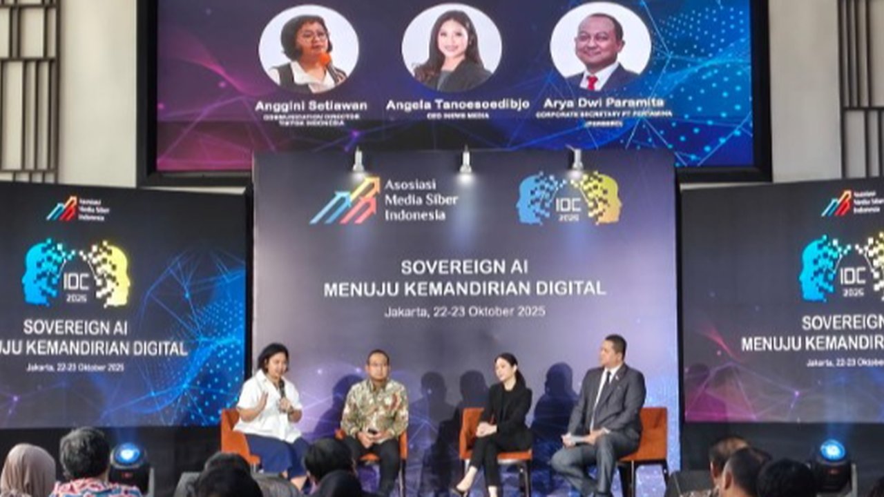 diskusi Indonesia Digital Conference 2025 yang diselenggarakan AMSI bertema Sovereign AI Menuju Kemandirian Digital di The Hub Sinarmas Land, Jakarta, Rabu (22/10).
