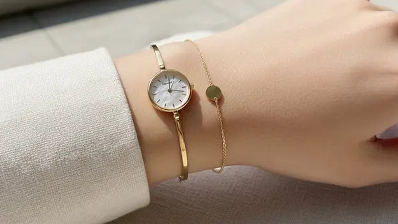 Model Gelang Emas 16 Karat untuk Dipakai Bersama Jam Tangan (Ilustrasi AI)