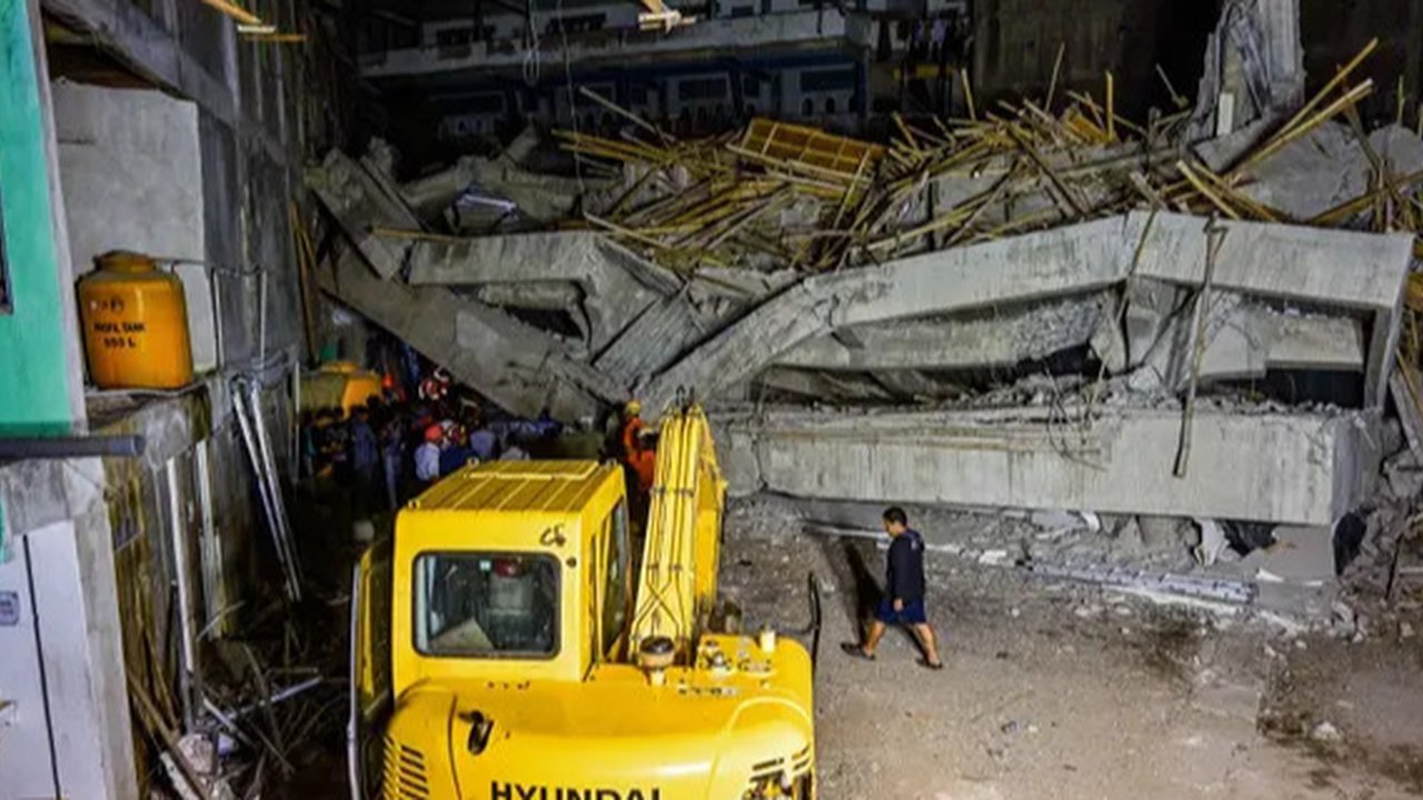 Bangunan empat lantai Pondok Pesanteren Al-Khoziny di Buduran, Sidoarjo, Jawa Timur, ambruk, Senin (29/9/2025). (Liputan6.com/Dian)