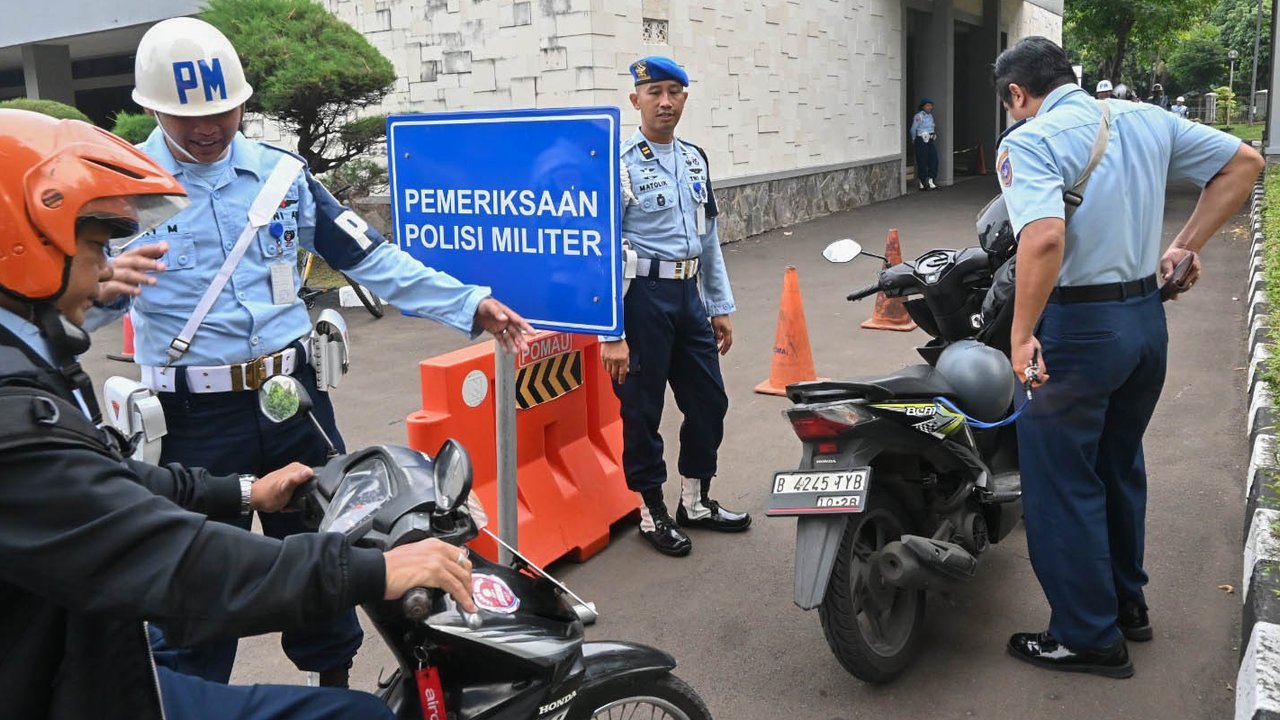 Personil Pomau Komando Operasi Udara Nasional (Koopsudnas) saat menggelar operasi penegakkan ketertiban (Gaktib) bagi prajurit di lingkungan Makoopsudnas, Rabu (22/10/2025).