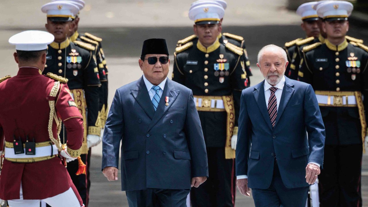 Presiden Prabowo Subianto bersama Presiden Brasil Luiz Inacio Lula da Silva memeriksa barisan kehormatan sebelum pertemuan bilateral mereka di Istana Kepresidenan Jakarta, Kamis (23/10/2025).
