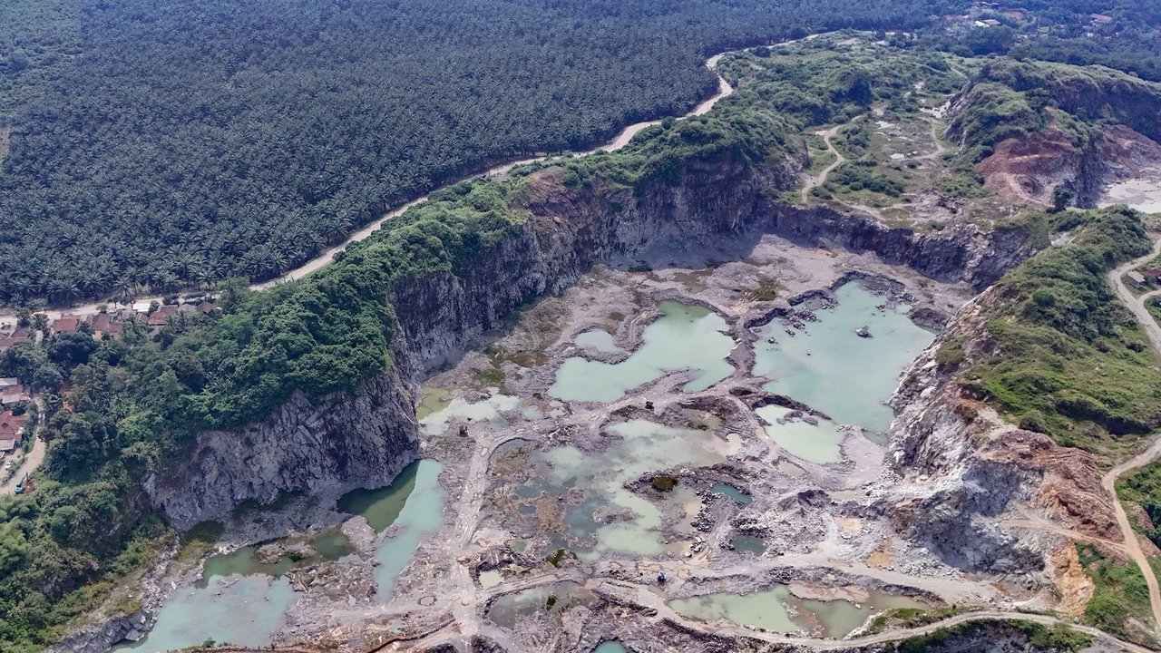 Area tambang galian C yang berhenti beroperasi di wilayah Sudamanik, Gorowong, Parung Panjang, Kabupaten Bogor, Jawa Barat, Kamis  (23/10/2025).