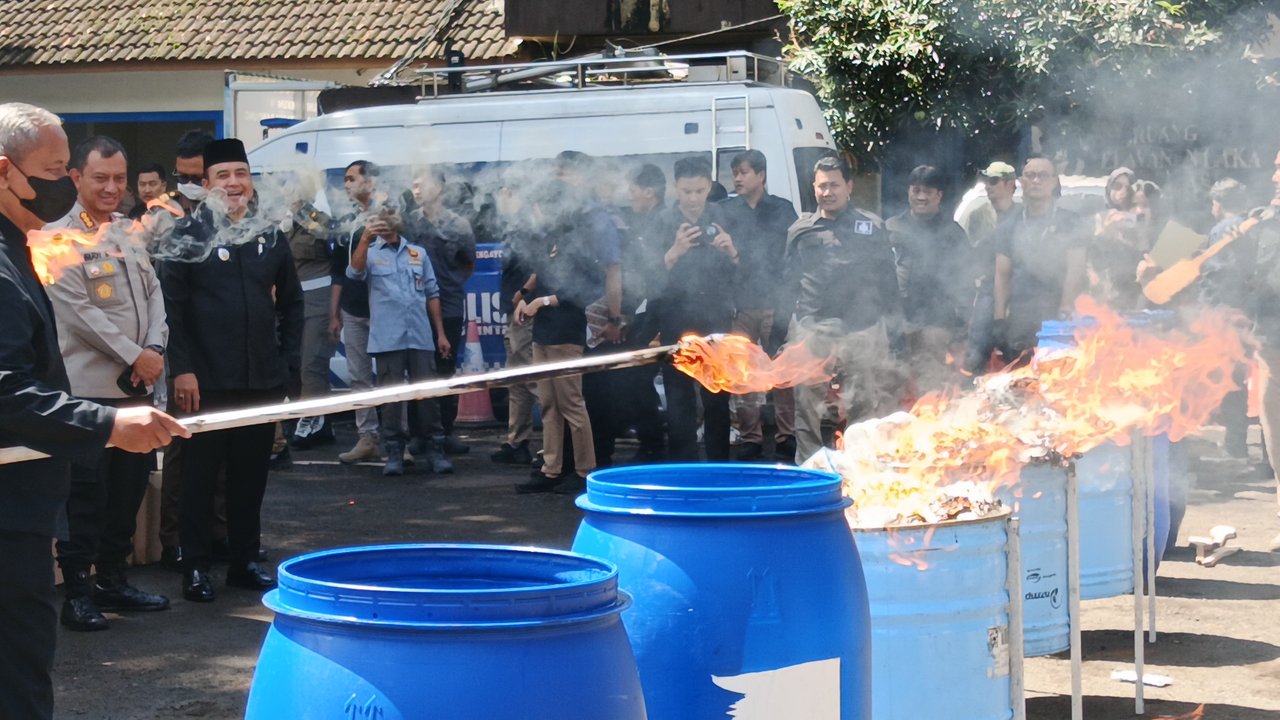 Polisi Musnahkan 2,7 Juta Butir Pil Koplo Sitaan dari Gudang Pengedar di Bandung
