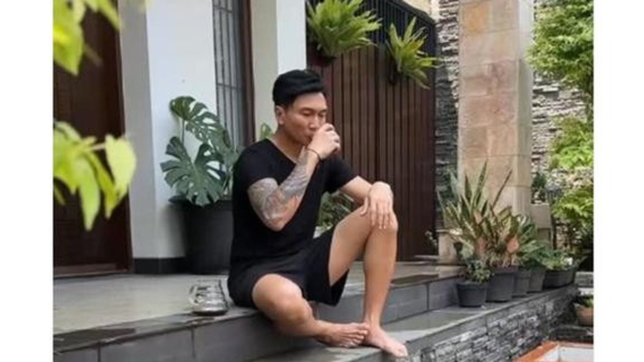 Teras depan rumah Anji yang halamannya dimanfaatkan untuk berkebun dan budidaya sirih China. [IG: @duniamanji]