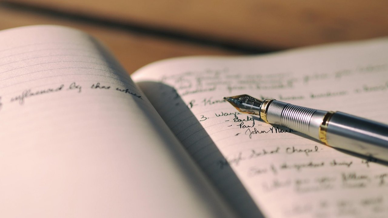 Ilustrasi tulisan/pulpen/notebook