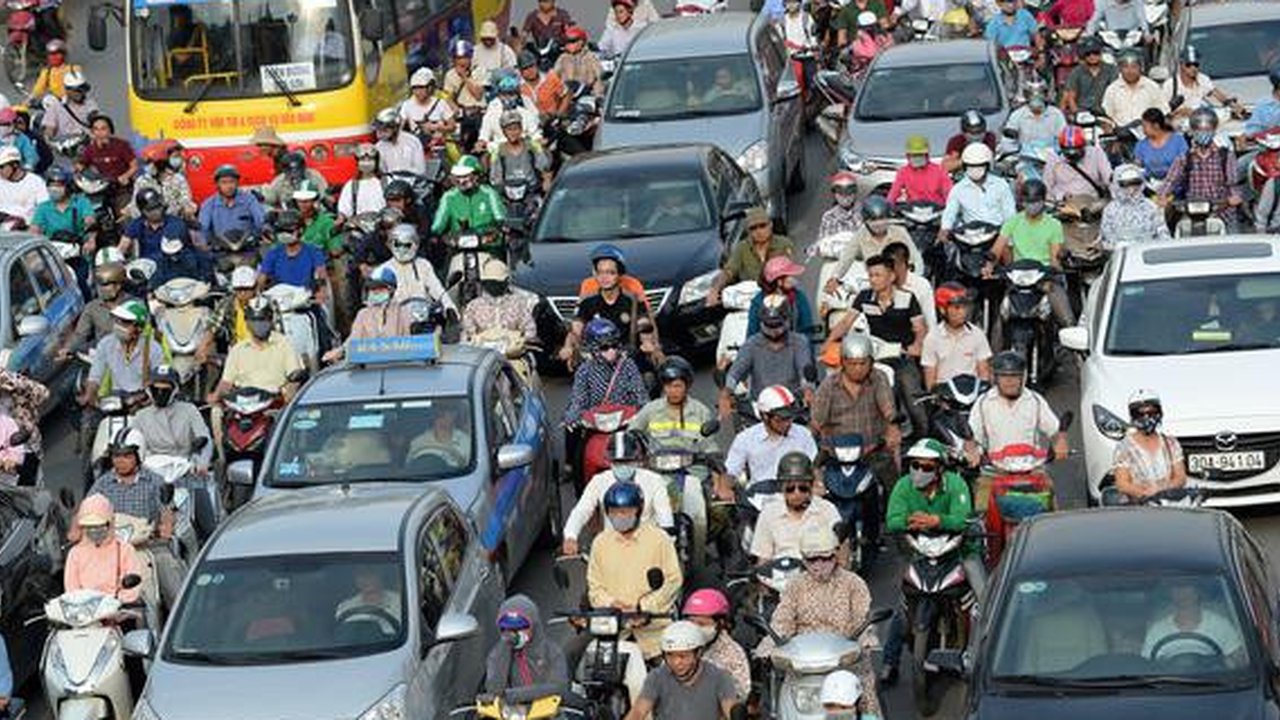 Para pengendara motor mendominasi pada jam sibuk di sebuah jalan di ibu kota Vietnam, 4 Juli 2017. Sejumlah kalangan menyebut buruknya emisi gas buang dari motor menyebabkan polusi udara di H