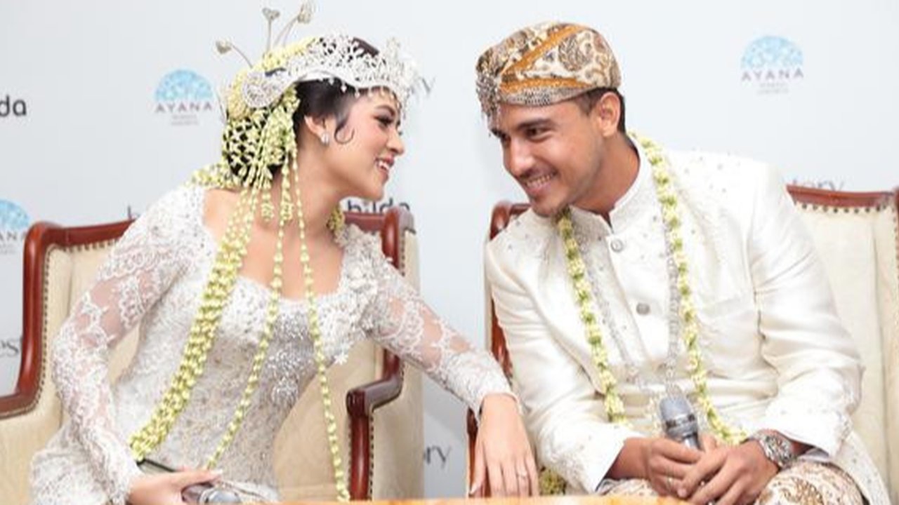 Raisa memilih maxi dress hitam dengan detail sheer v-neck yang memberi kesan ringan dan romantis. Hamish Daud melengkapi look sang istri dengan jas hitam andalannya, membuktikan kalau gaya fo