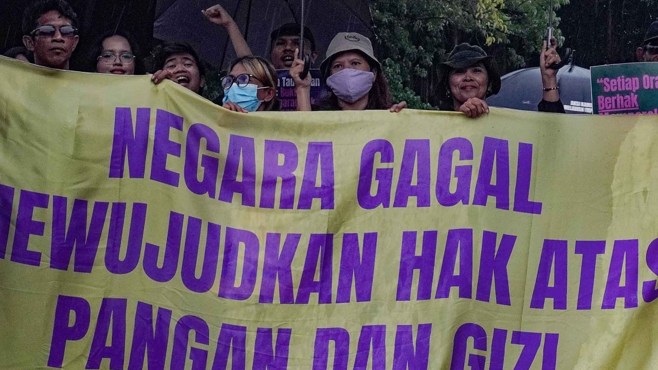 Aktivis dari sejumlah organisasi masyarakat sipil saat mengikuti Aksi Kamisan ke-883 di depan Istana Merdeka, Jakarta, pada Kamis, (23/10/2025).