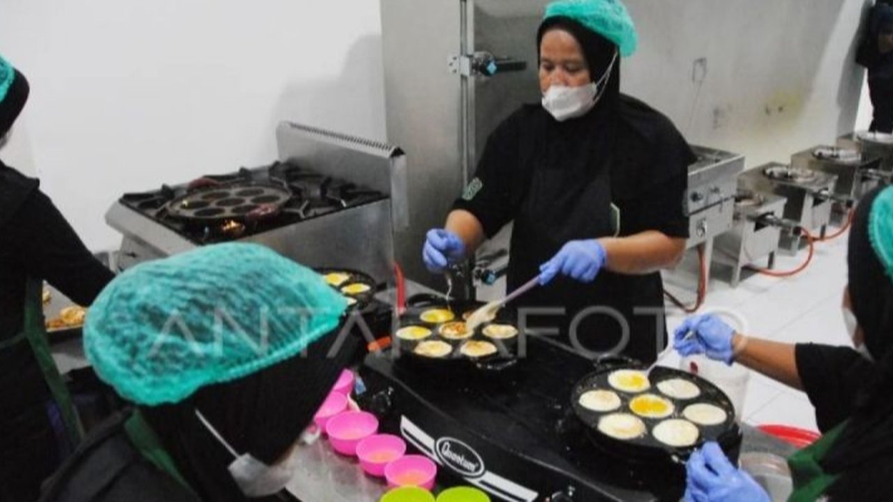 Kementerian Kesehatan melaporkan baru 326 Satuan Pelayanan Pemenuhan Gizi (SPPG) yang mengantongi Sertifikat Laik Higiene Sanitasi dari target 10.700. Apa dampaknya bagi program Makan Bergizi Gratis?