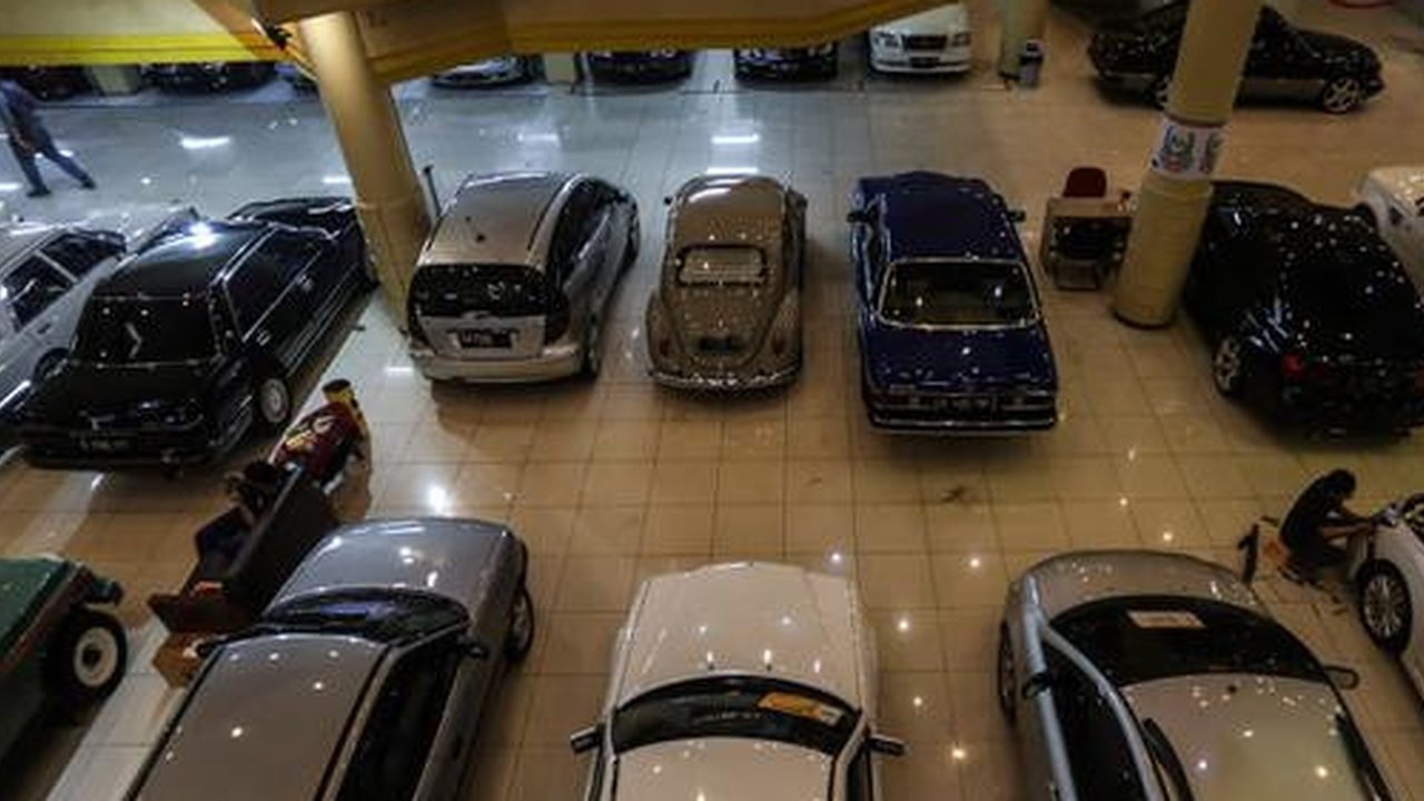 Suasana penjualan mobil bekas di sebuah pusat perbelanjaan di Jakarta, Jumat (26/3/2021). Perusahaan pembiayaan belum tentu memberikan kredit kepada mereka yang hendak memanfaatkan pajak nol