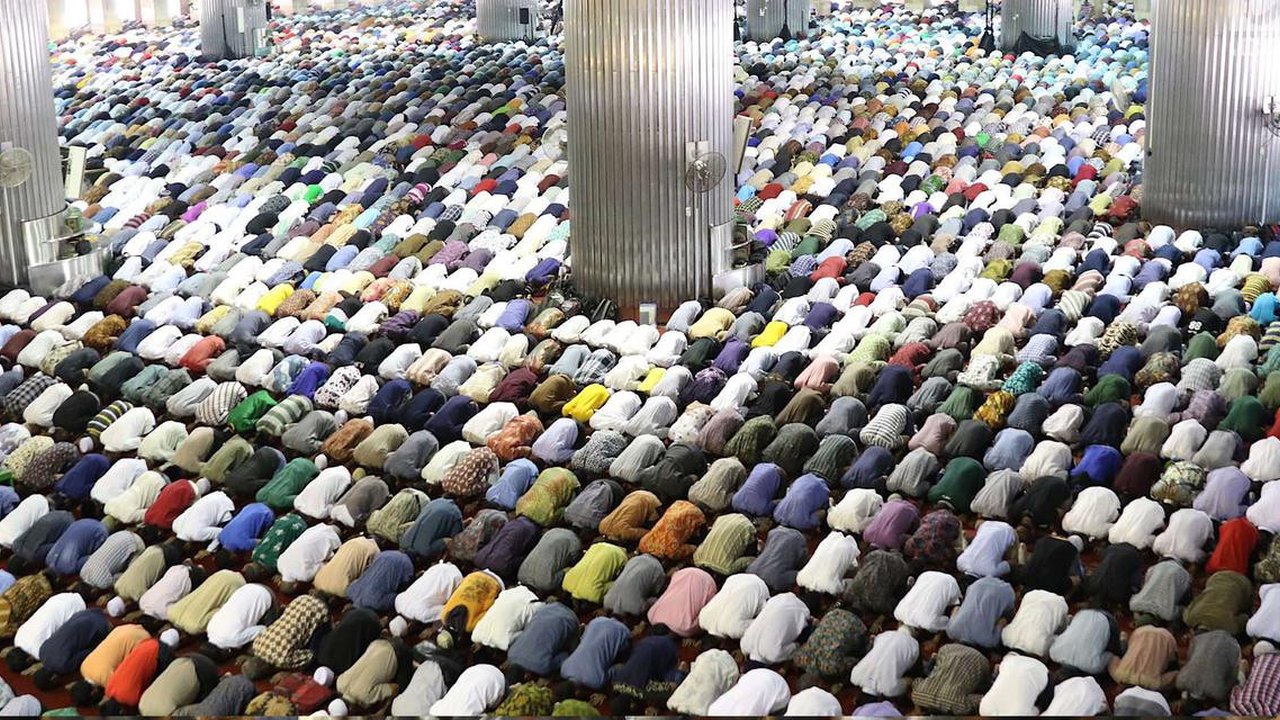 Umat muslim melaksanakan salat Jumat pertama pada bulan Ramadan 1439 H di Masjid Istiqlal, Jakarta, Jumat (18/5).  (Liputan6.com/Immanuel Antonius)